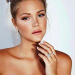 fall makeup, sunkissed look, makeup ideas 2019, makeup tips 2019, red lipstick, thick eyelashes, false eyelashes, dark eyes, black eyeliner,pinmymakeupideas.com